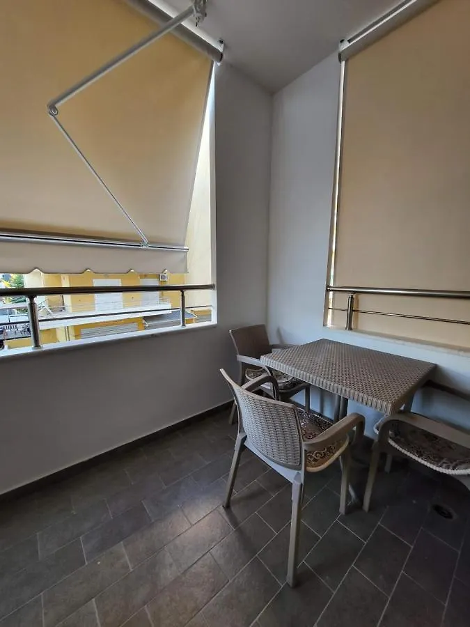 Eden'S Apartment فلورا 0*,